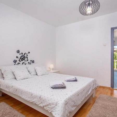 Beautiful Apartment In Malinska With Kitchen Екстер'єр фото