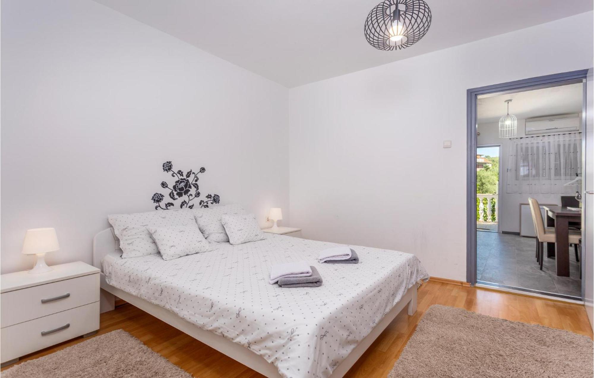 Beautiful Apartment In Malinska With Kitchen Екстер'єр фото
